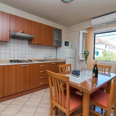 Dvori Apartment Sutivan