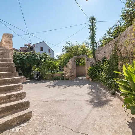 Apartment Dvori *